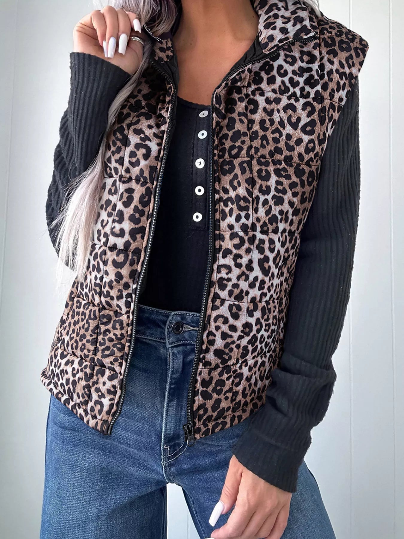 Women’s quilted leopard print zip-up puff vest, cozy sleeveless western casual layer for everyday outfits, denim, and seasonal wear.